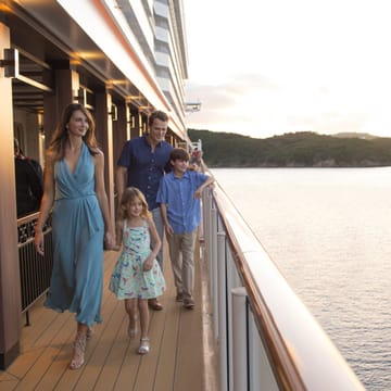 Familie p&aring; Waterfront-d&aelig;kket ombord p&aring; Norwegian Escape krydstogtskibet