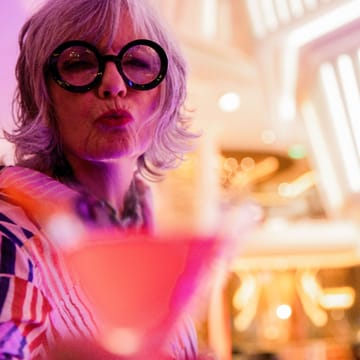 Festlig dame i martini bar