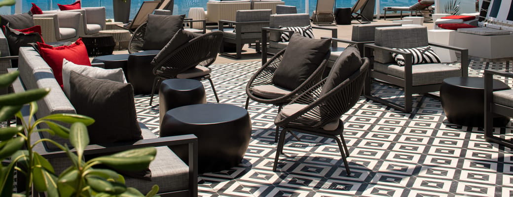 Retreat Sundeck p&aring; Celebrity Solstice med luksus loungem&oslash;bler og havudsigt