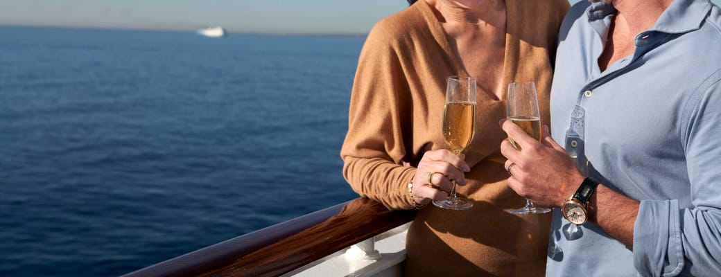 Par griner med champagne ved ræling