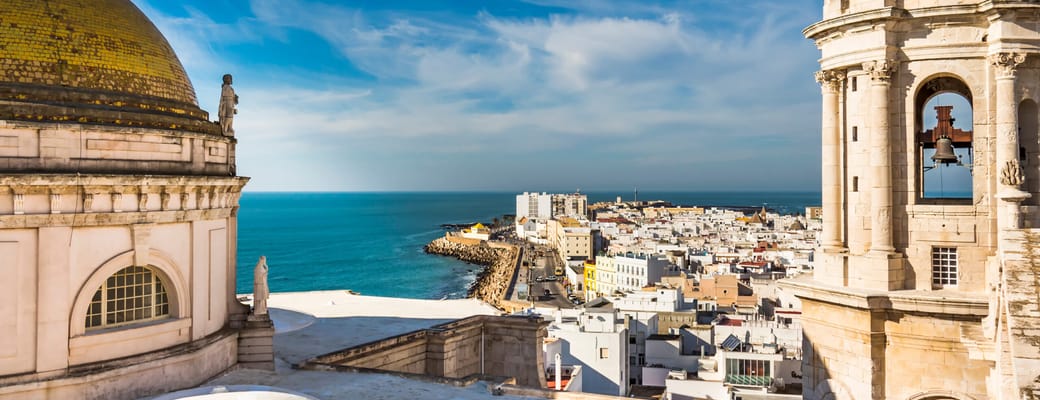 Udsigt over Cadiz-bugten fra katedralen i Cadiz, Andalusien, Spanien