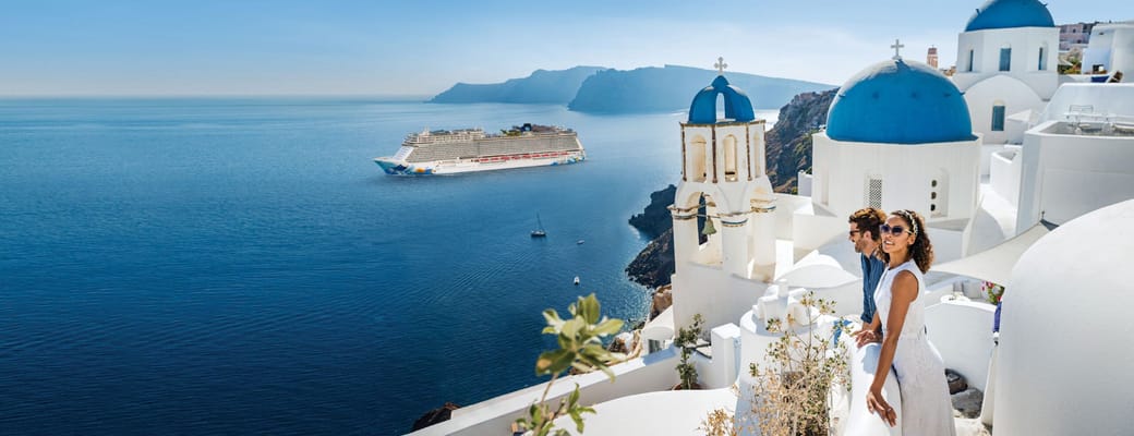 Norwegian Escape krydstogtskibet i havn ved Santorini, Gr&aelig;kenland