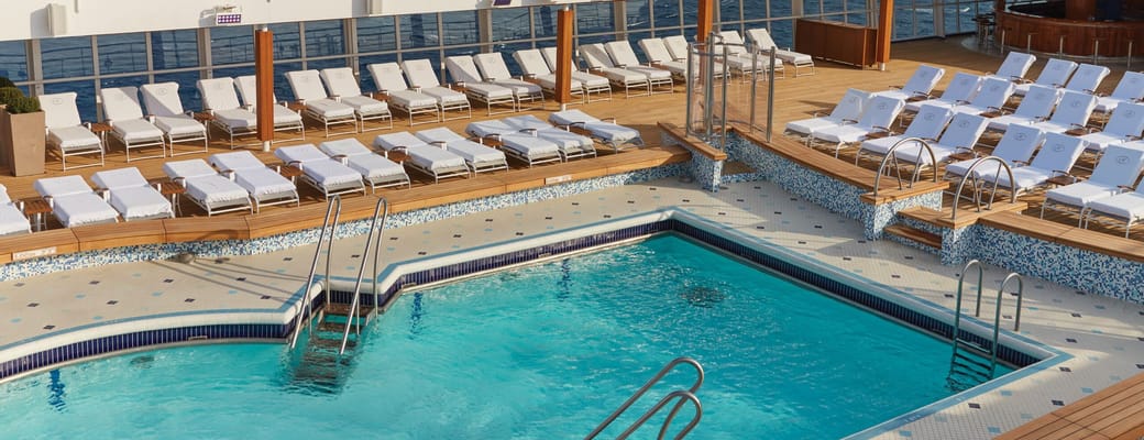 Poolområde på Seven Seas Voyager med mange liggestole og flisebelagt swimmingpool