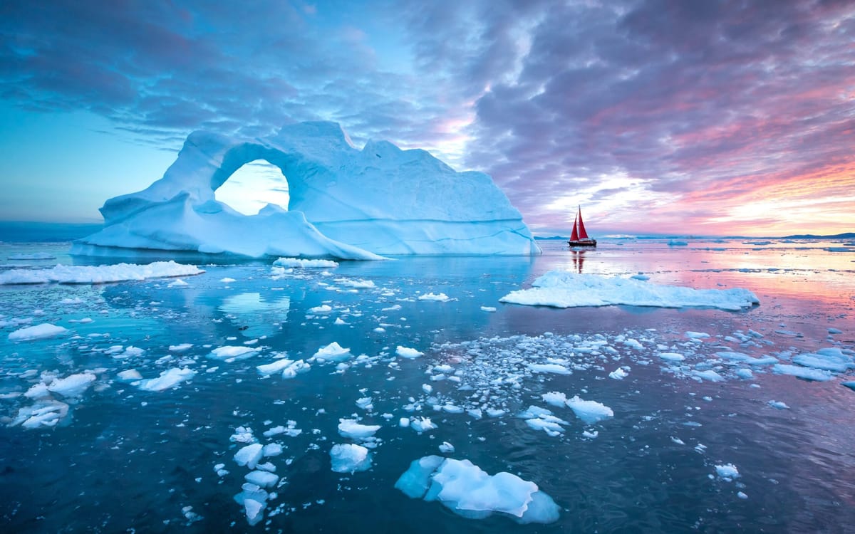 Sommerrejse blandt Grønlands isbjerge med kurs mod Thule