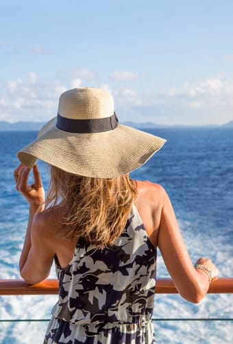 Kvinde med hat ved ræling