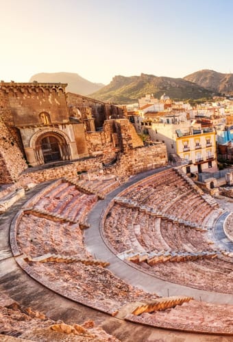 Det romerske teater i Cartagena med udsigt over byens tage og bjerge i baggrunden
