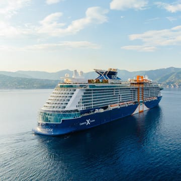 Celebrity Edge krydstogtskib ved Portofino med den karakteristiske italienske Riviera-kyst