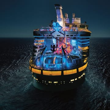 Harmony of the Seas oplyst i natten