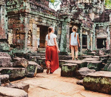 Cambodia, Siem Reap Angkor, Mor og datter kigger på tempel