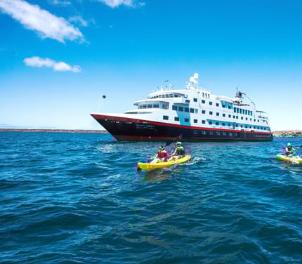 MS Santa Cruz II. Hurtigruten ekspeditionsskib på Galapagos
