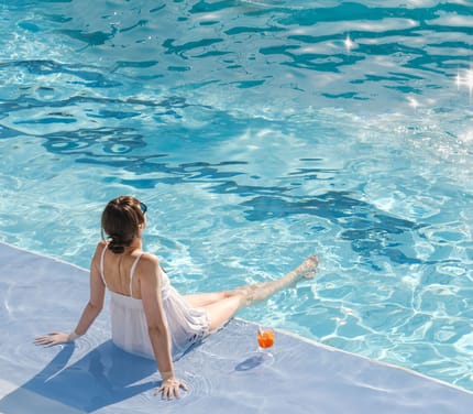 kvinde ved pool