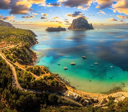 Spanien ibiza cala dhort strand vedra klippen