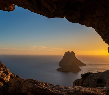 Es Vedrà-klipperne ved Ibiza ved solnedgang, Spanien