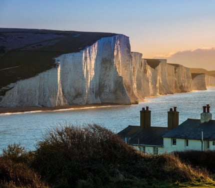 De ikoniske hvide kridtklinter ved Dover, England – krydstogtanløb i Kanalen