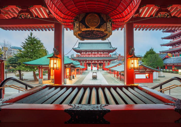 Sensoji-templet i Asakusa Tokyo med traditionel rød pagode-arkitektur og japanske lanterner