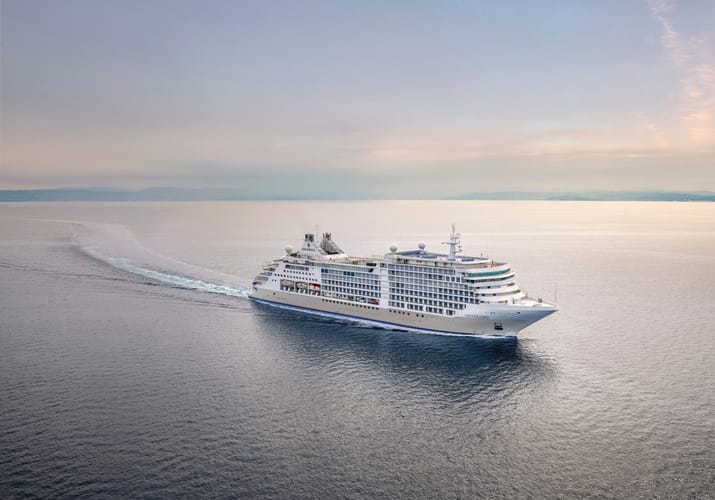 Luksuriøst Silversea-krydstogtskib sejler gennem roligt hav i blød aftensol