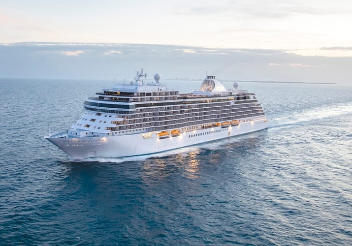 Seven Seas Splendor fotograferet fra luften, mens skibet sejler på det åbne hav