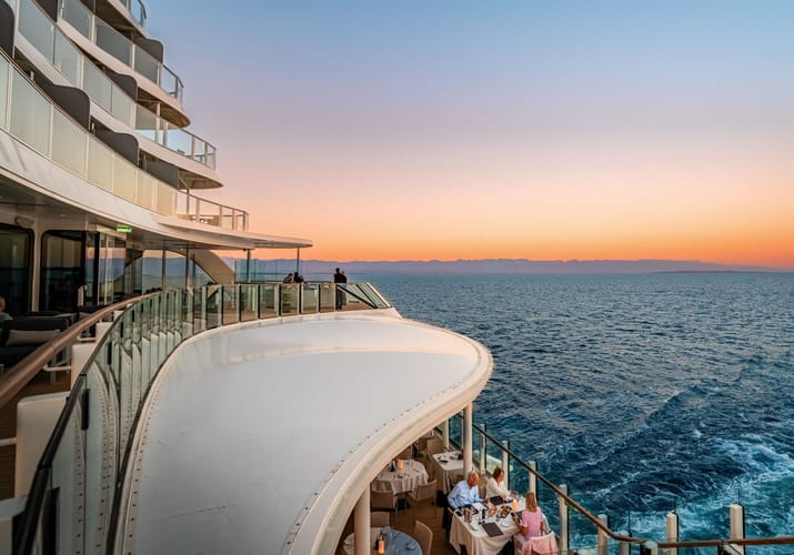 Udendørsrestaurant La Terrazza på Silver Nova med havudsigt ved solnedgang