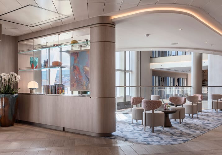 The Atrium på Silver Nova, lys lounge med bar og dobbelthøjt rum