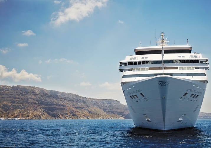 Krydstogtskibet Seven Seas Mariner for anker ud for en dramatisk kystlinje