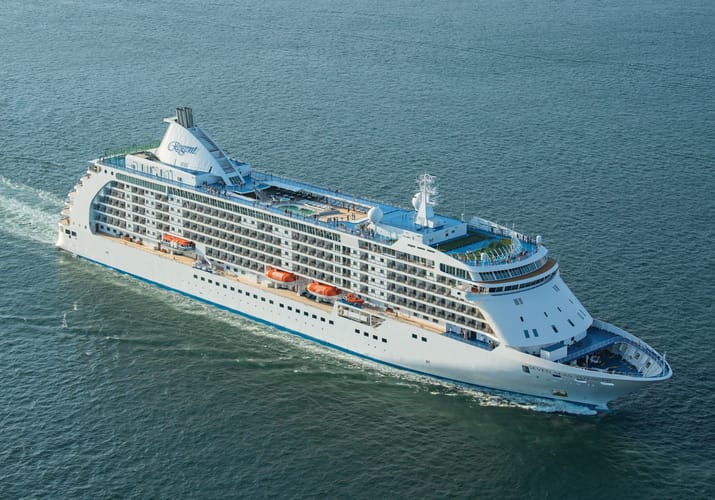Luftfoto af krydstogtskibet Seven Seas Voyager, der sejler på åbent hav