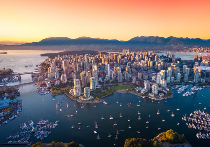Luftfoto af Vancouvers skyline og havn ved solnedgang før afrejse på Alaska-krydstogt